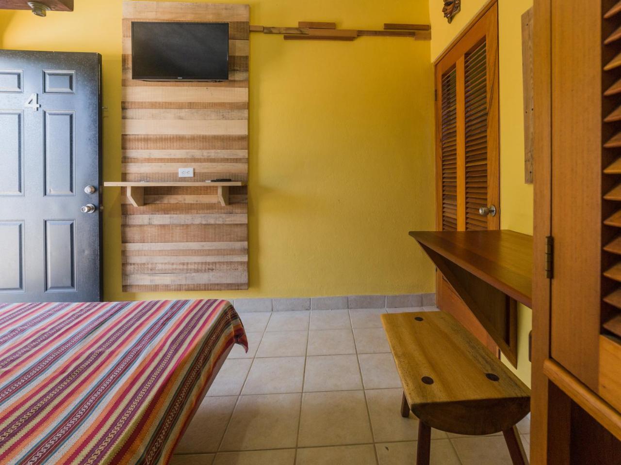 A Piece Of Ground Hostel Пунта Горда Екстериор снимка